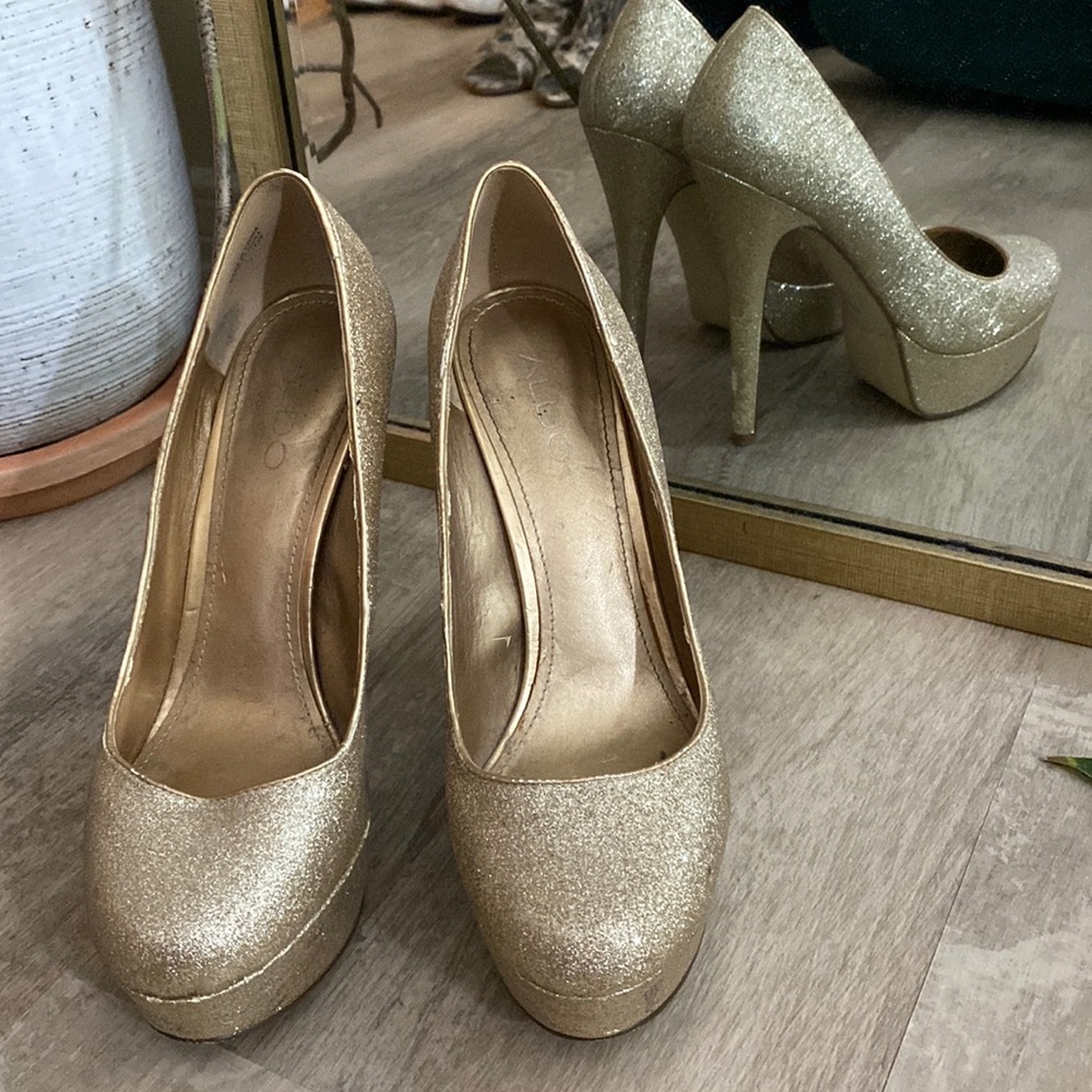 Sparkling yellow gold platform heels